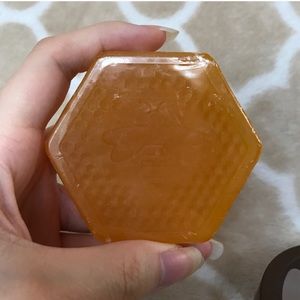 The Body Shop Honeymania Soap 🐝